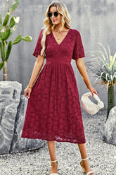 Robe mi-longue en dentelle à col en V et manches bouffantes